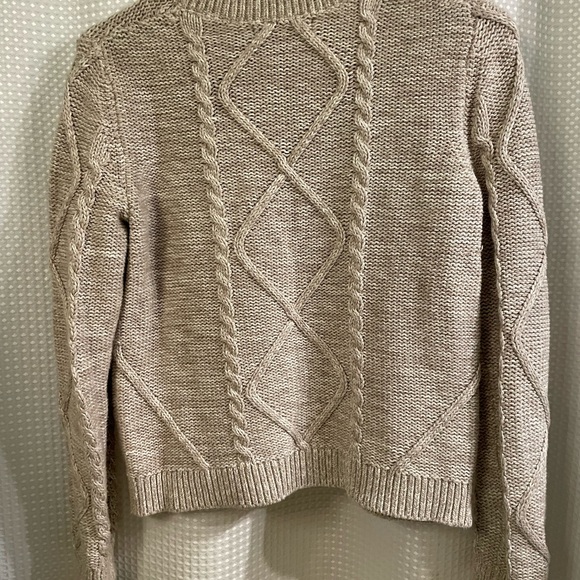 High quality, warm sweater with beautiful knit detail - Picture 1 of 4